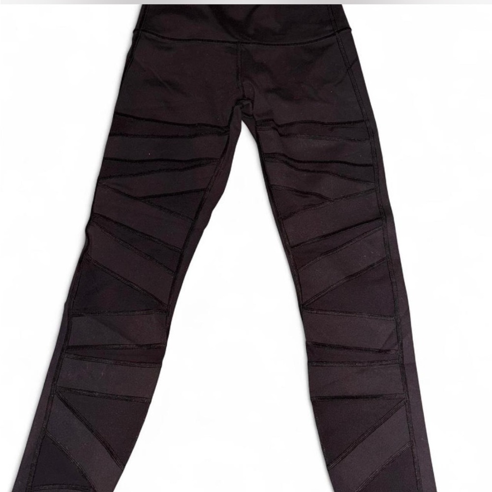 Lululemon black high-waisted leggings with mesh front.
Size 6 
#yoga #activewear